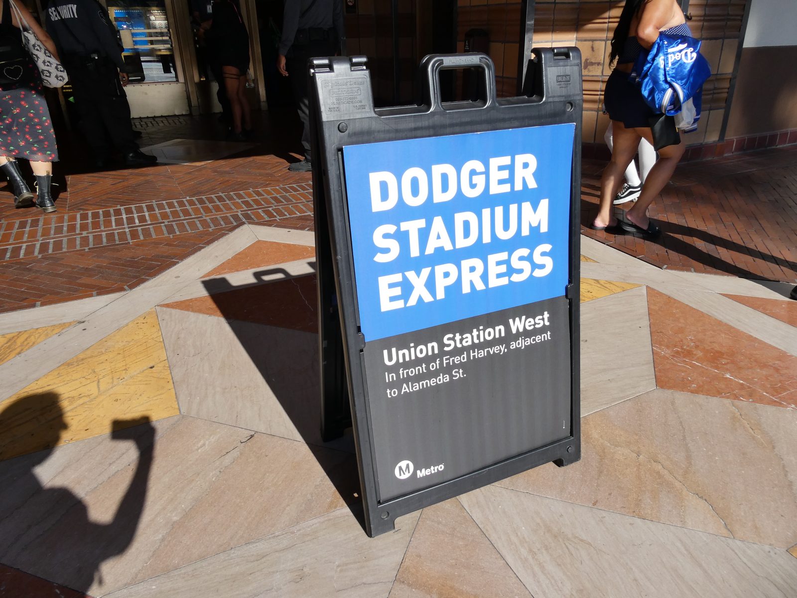 ユニオン駅の「DODGER STADIUM EXPRESS」乗り場案内看板。Fred Harvey前・Alameda St.側にあります